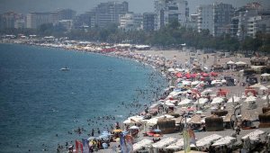 Yüksek nem bunalttı, tatilciler sahilleri doldurdu