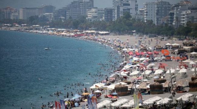 Yüksek nem bunalttı, tatilciler sahilleri doldurdu
