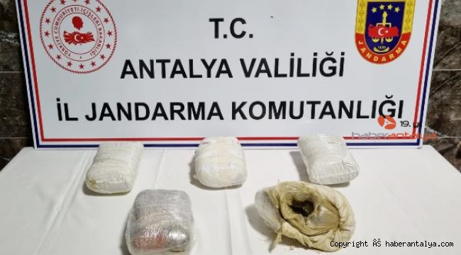 2 şüphelinin valizinde 5 kilo esrar ele geçirildi