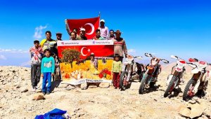 30 Ağustos'u 3 bin 24 rakımlı tepedeki Türk bayrağını yenileyerek kutladılar