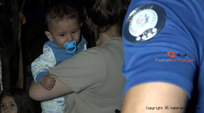 9 aylık bebek, oyuncukla bahçe kapısına bırakıldı !