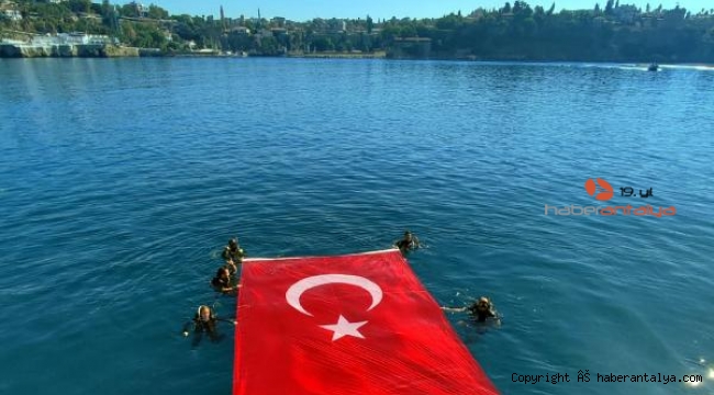 Antalya'da dalgıçlar denizde bayrak açtı