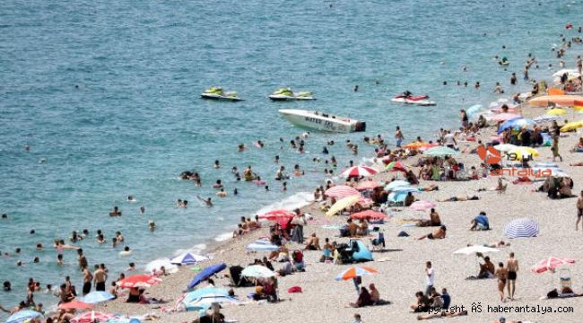 Antalya'da hafta sonu sahiller doldu