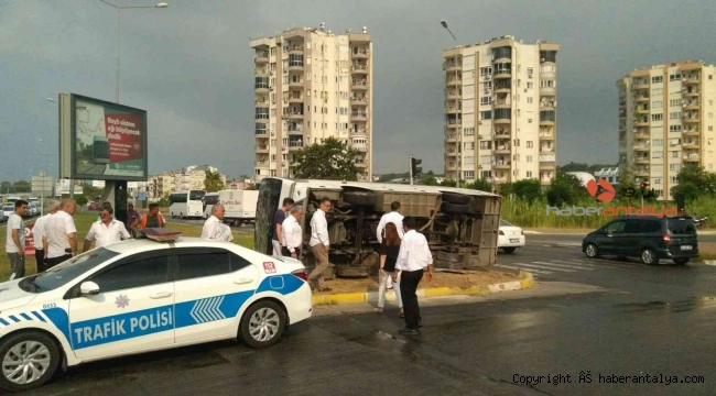 Antalya'da otel çalışanlarını taşıyan servis midibüsü devrildi: 6 yaralı