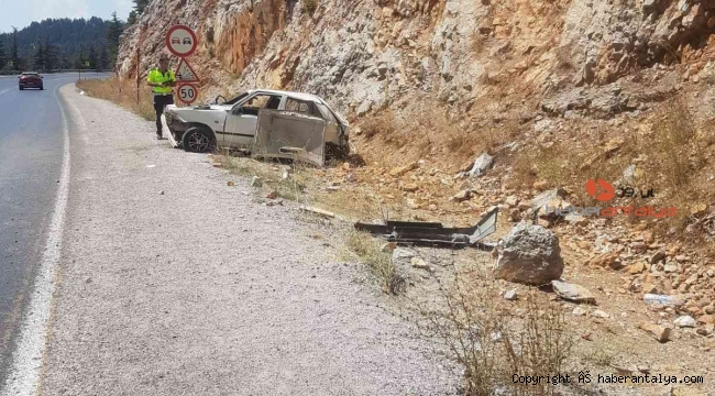 Antalya'da otomobil, şarampoldeki kayalara çarptı: 1 yaralı