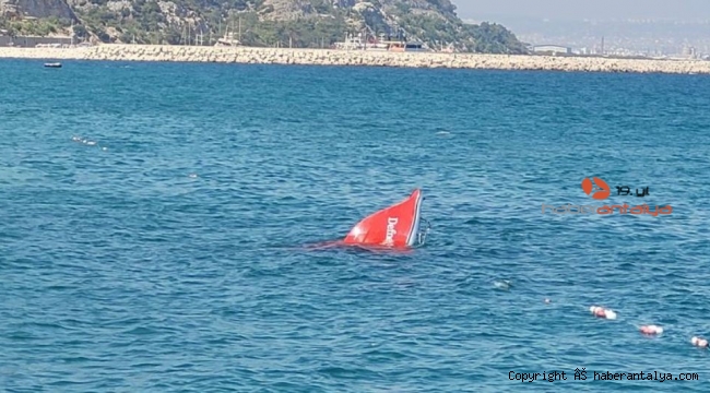 Antalya'da su alan sürat teknesi battı !