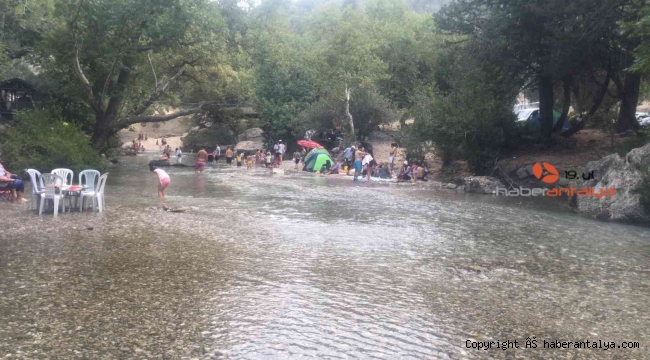 Antalya'da turistlerin yağmur sevinci