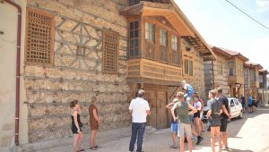 Antalya'nın düğmeli evlerine Avrupalı turist ilgisi