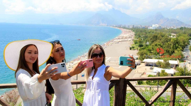 Antalya'nın dünyaca ünlü sahilinde hafta sonu yoğunluğu