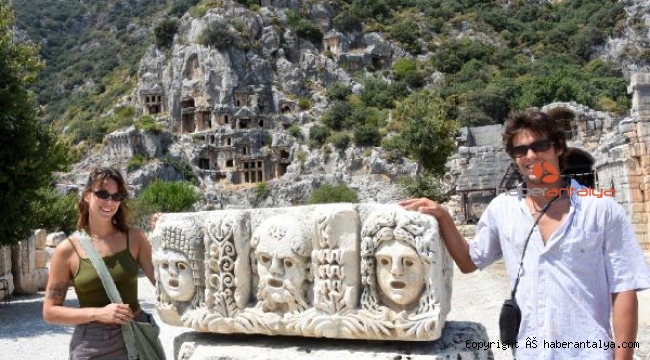 Antik kentteki tiyatro maskları, doğal fotoğraf stüdyosu