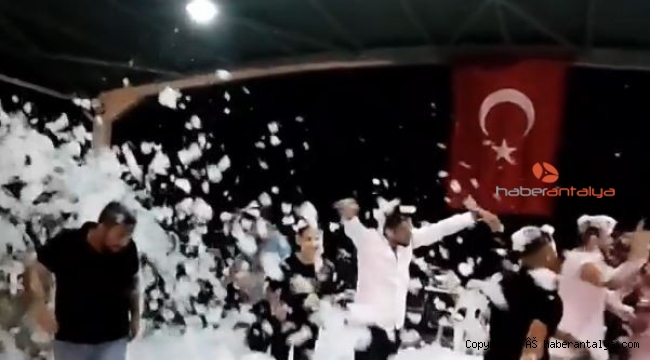 Asker adayı köpük partisiyle eğlendi