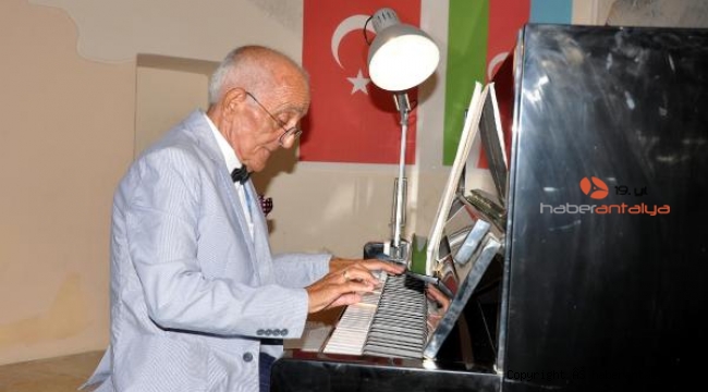 Azeri sanatçıdan tarihi kilisede piyano konseri