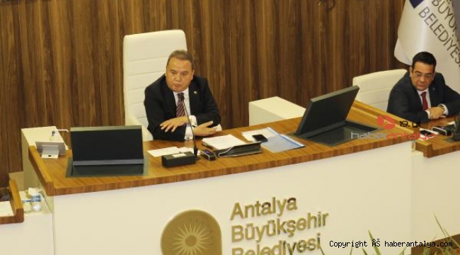 Başkan Böcek: O şaşaalı dönemlerinizi sandığa gömdüğümüz günleri unutmayın