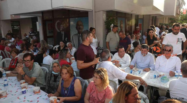 Başkan Böcek, vatandaşlara aşure dağıttı
