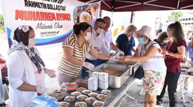 Başkan Topaloğlu aşure dağıttı