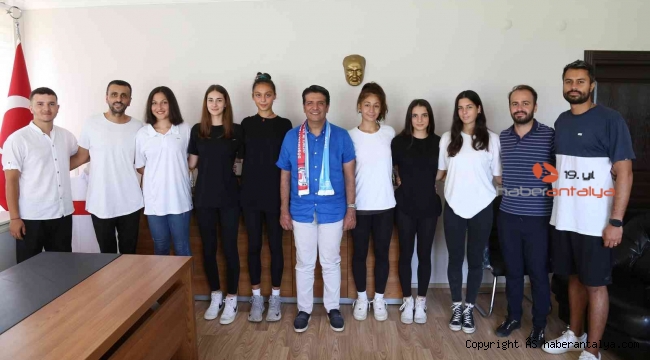 Başkan Turgay Genç, voleybol takımını ağırladı