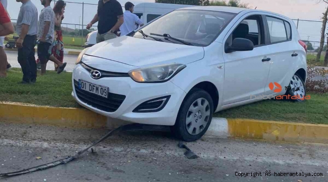 Belediye çalışanları otomobilin altında kaldı