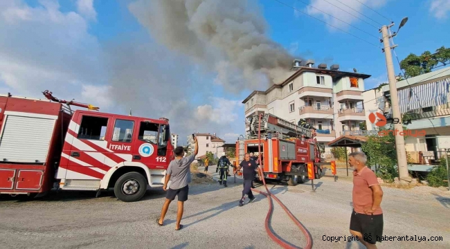Manavgat'ta çatı katı alevlere teslim oldu