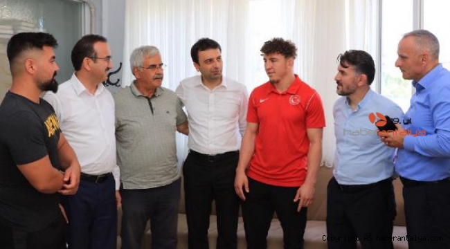 Dünya 3'üncüsü güreşçiye altın ödülü