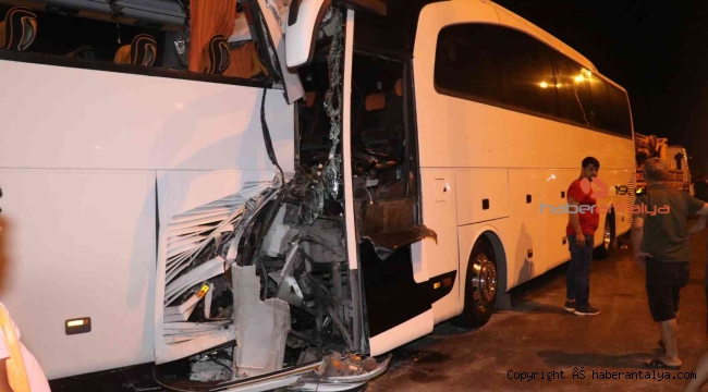 Facia gibi kaza ! Tur otobüsü yolcu otobüsüne arkadan çarptı: 2'si ağır 25 yaralı