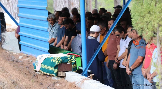Feci kazada ölen anne ve 1 yaşındaki kızı yan yana toprağa verildi