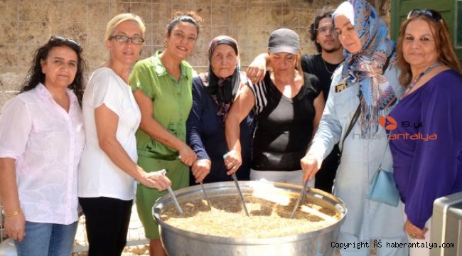 Gönül Dostları kadınlardan aşure ikramı