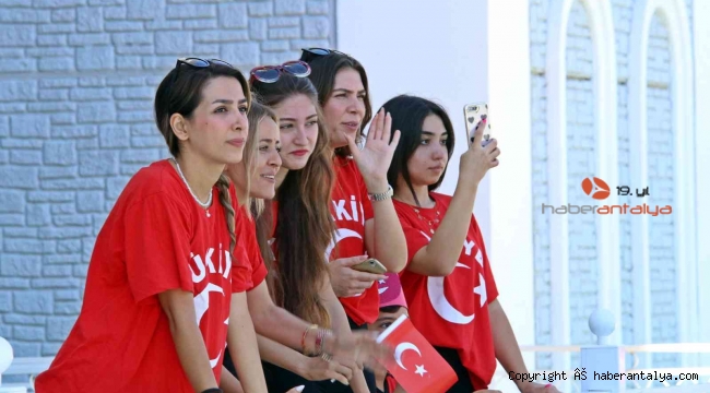 Hayran bırakan 'Türk bayraklı' 30 Ağustos gösterisi