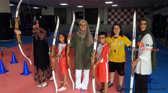 Kadınlara okçuluk dersi