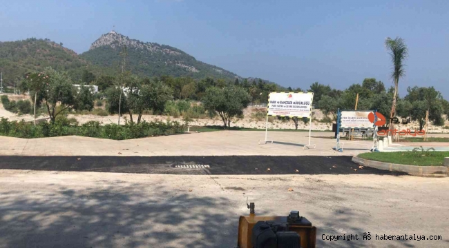 Kemer'de bozuk yolların tamirini yapıyor