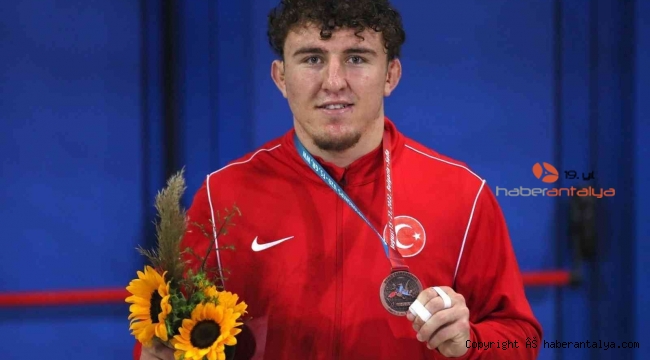 Korkutelili Küçüksolak, güreşte dünya 3.'sü oldu
