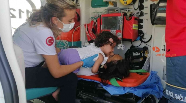 Küçük çocuk yaralanan annesini biran olsun bırakmadı