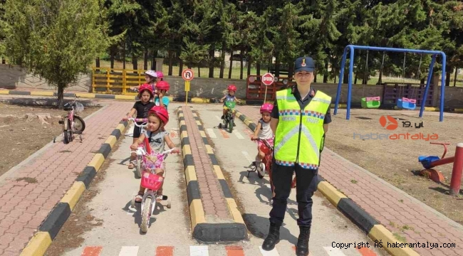 Kumluca'da jandarmadan öğrencilere kask eğitimi