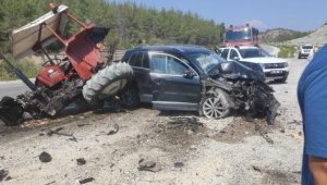 Manavgat'ta feci kaza; otomobil traktör çarpıştı 6 kişi yaralandı 