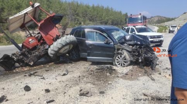 Manavgat'ta feci kaza; otomobil traktör çarpıştı 6 kişi yaralandı 