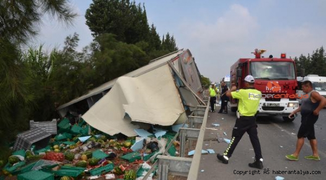 Manavgat'ta feci kaza; tur otobüsüyle kamyon çarpıştı: 1 ölü, 7 yaralı