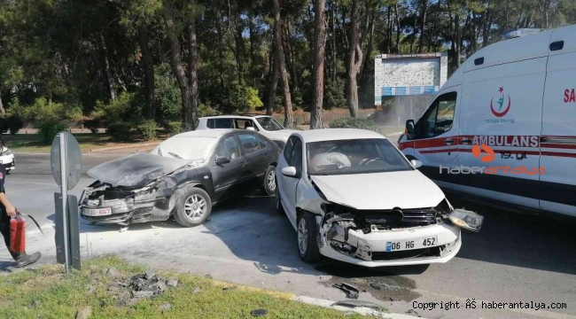 Manavgat'ta iki otomobil çarpıştı: 3 yaralı