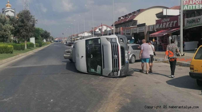 Manavgat'ta otomobiller çarpıştı, tur minibüsü devrildi