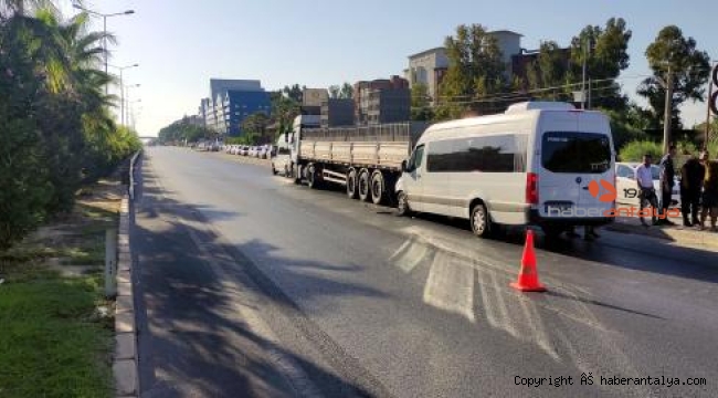 Minibüs TIR'a çarptı, 5 turist yaralandı