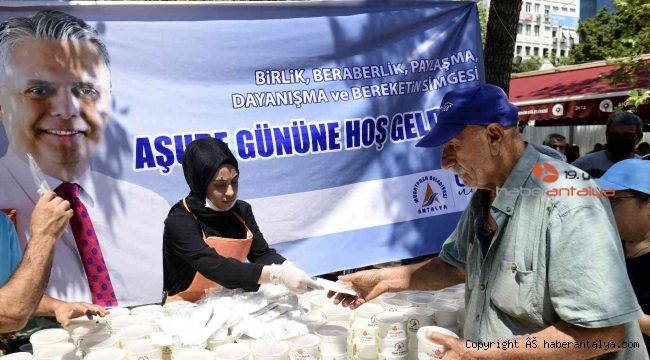 Muratpaşa Belediyesi aşure ikramı yaptı