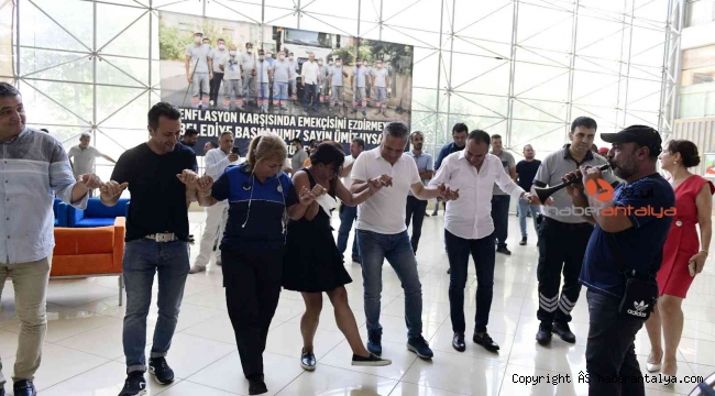 Muratpaşa Belediyesi'nde kutlama, Başkan Uysal personelle birlikte halay çekti