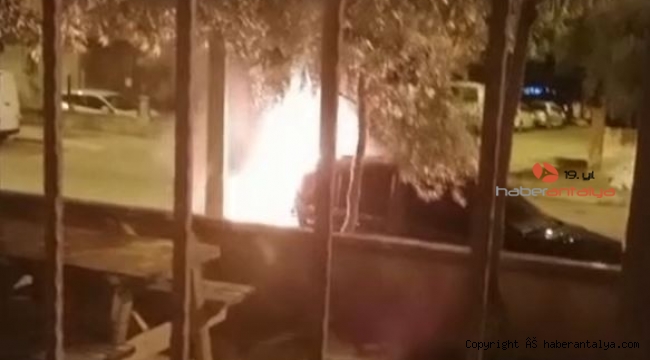 Muratpaşa'da park halindeki otomobil alev alev yandı