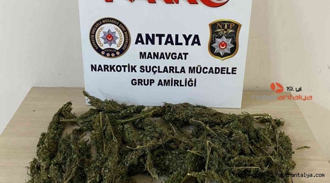 Poşette esrar taşıyan şüpheliye suçüstü