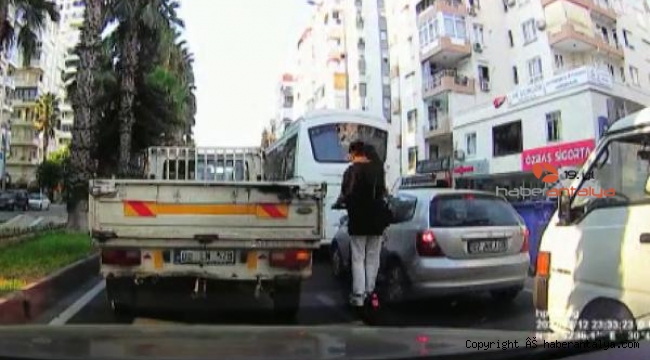Skuter ile kaza yapan gençler, midibüsün altında kalmaktan son anda kurtuldu