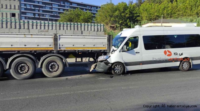 Tur minibüsü park halindeki tıra arkadan çarptı: 5 yaralı