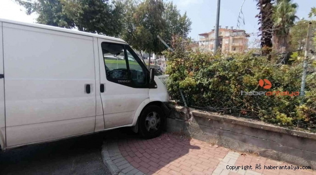 Uslanmayan sürücü aracıyla duvara girdi