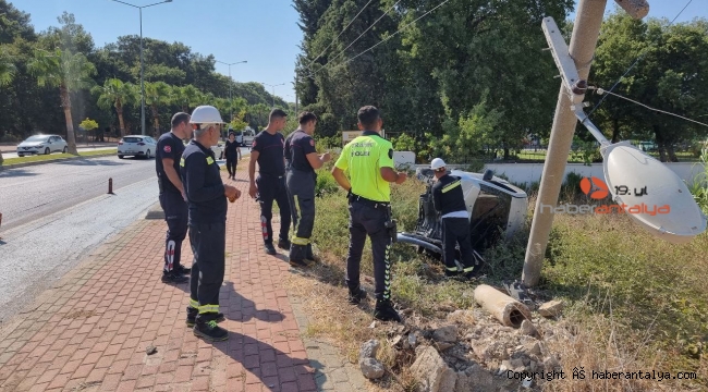 Virajı alamayan otomobil elektrik direğini yerinden söktü