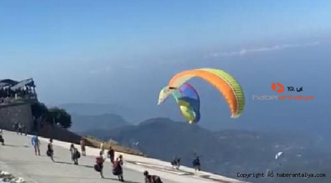 Yamaç paraşütü pilotları, havada çarpıştı; o anlar kamerada