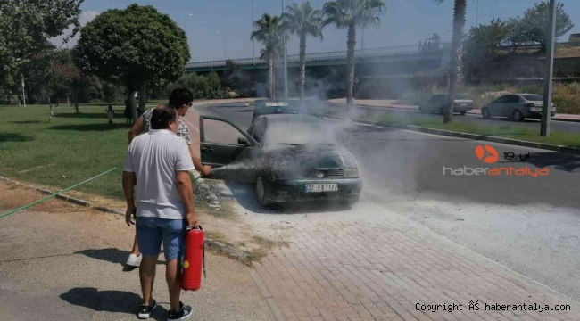 Yanan otomobilden, eşi ve çocuklarını çıkardı