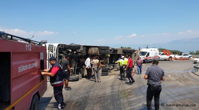 Yokuşu çıkamayan TIR yan yattı