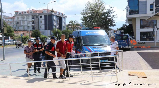 Yüzlerini gizlemeye çalışsalar da yakalandılar
